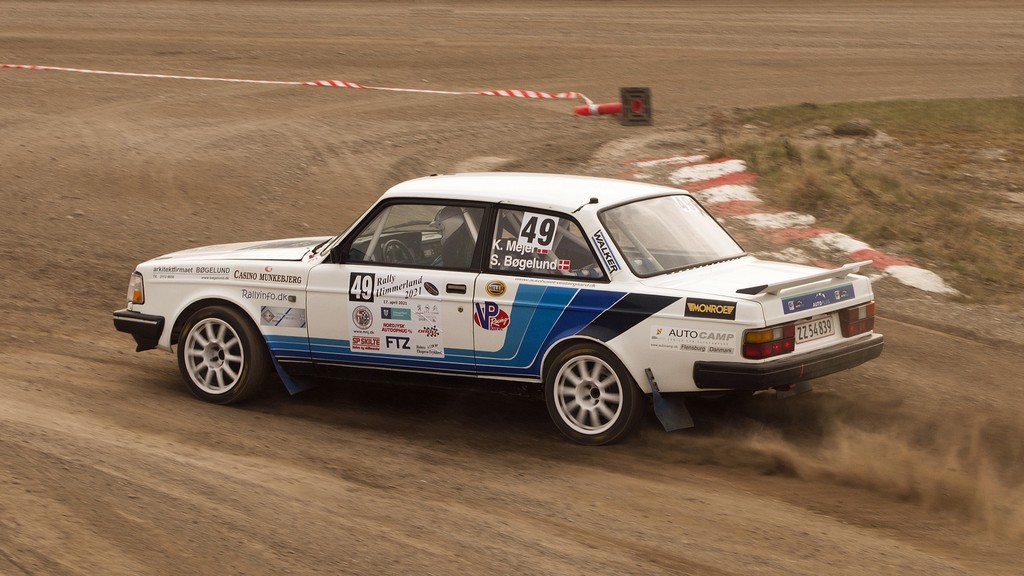 Kurt Mejer og Steen Bøgelund på Nysumbanen ved Hobro, på vej mod klassesejren i DM1
(Foto: rallypics.dk – Viggo Johansen)